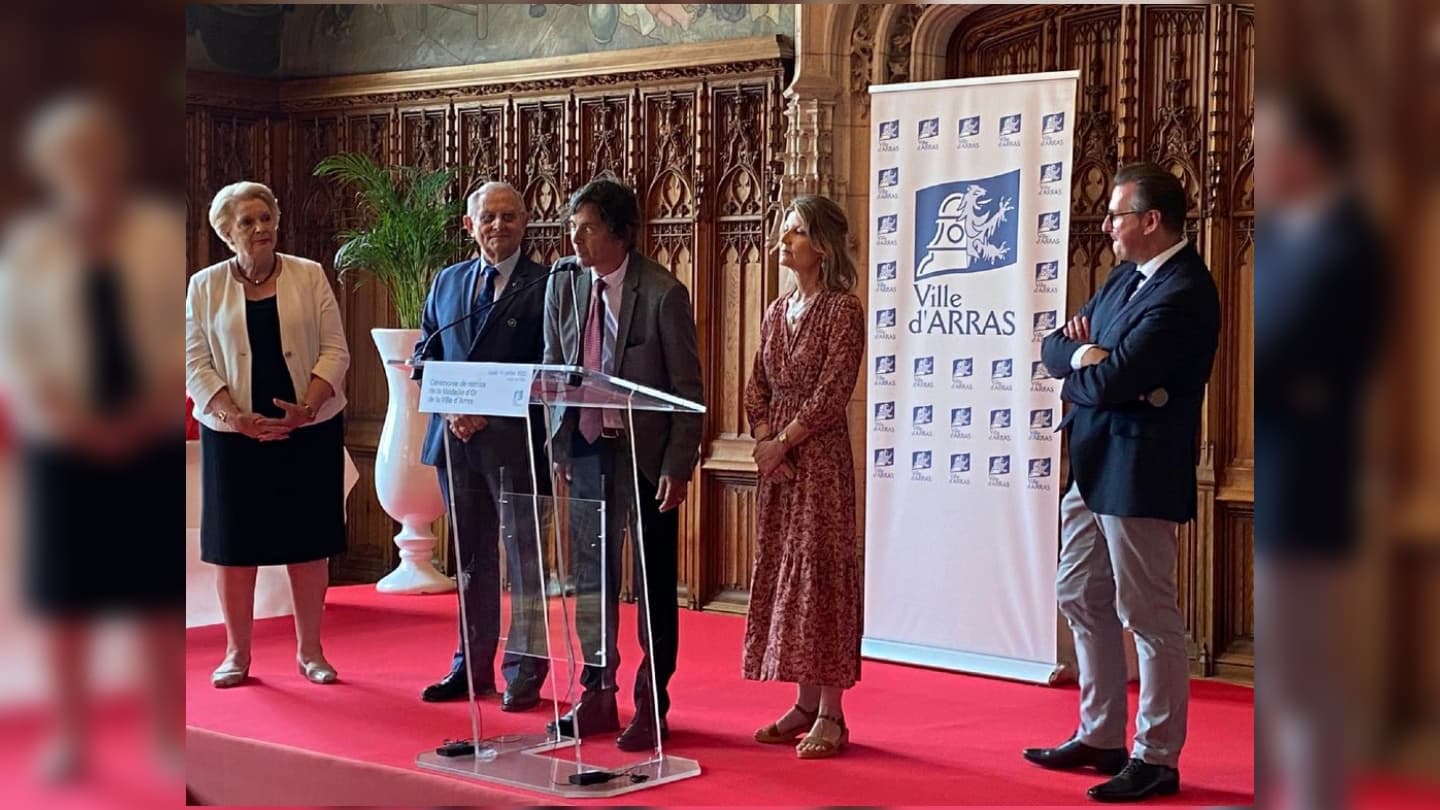 Mark Moogalian, l’un des héros de l’attentat déjoué du Thalys et sa femme Isabelle ont reçu la médaille d'Or de la ville