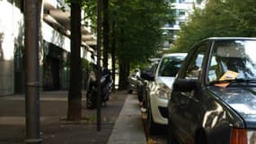 Cette Peugeot 205 stationnée dans les rues de Paris fait partie des vingt modèles les plus touchés par l'interdiction de circuler des voitures immatriculées avant le 1er janvier 1997.