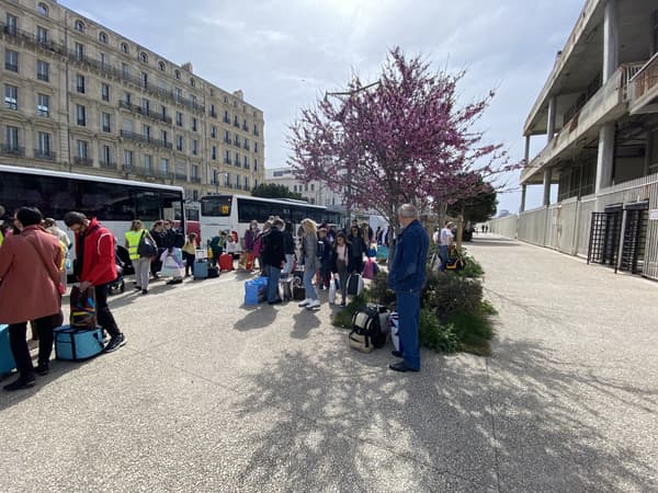 Deux bus de réfugiés ukrainiens sont arrivés ce mardi 29 mars à Marseille à proximité du ferry "Le Méditerranée"