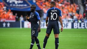 N'Golo Kanté (à gauche) et Kylian Mbappé