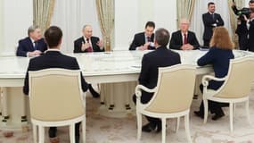 Vladimir Poutine, accompagné de l'envoyé économique du Kremlin Kirill Dmitriev et du conseiller du Kremlin Yuri Ushakov, rencontre l'envoyé spécial américain Steve Witkoff et Jared Kushner, au Kremlin le 2 décembre 2025.