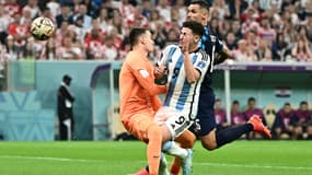 Dominik Livakovic et Julian Alvarez lors de Argentine-Croatie, à Doha le 13 décembre 2022