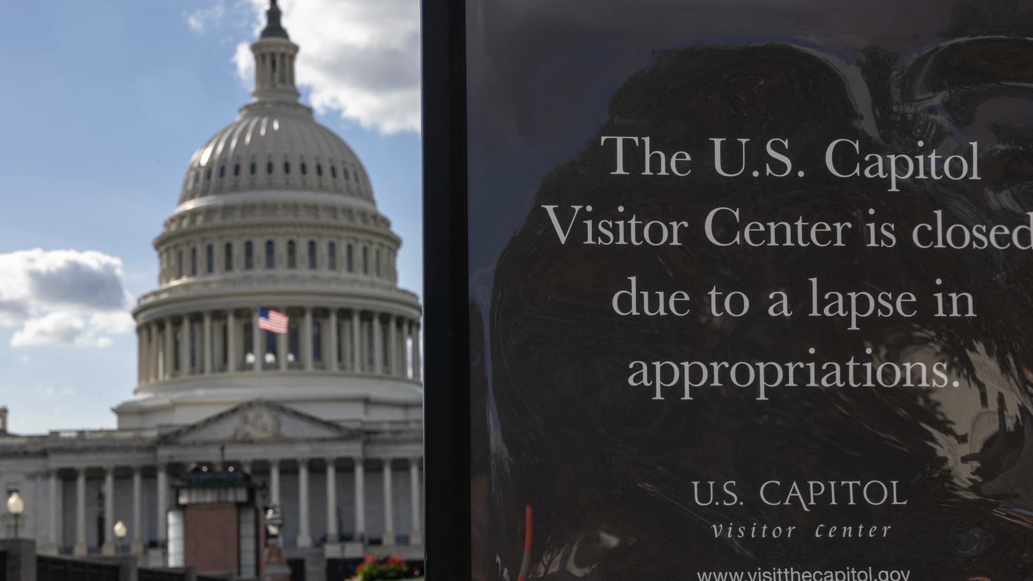 "C'EST TRÈS STRESSANT": À CAUSE DU "SHUTDOWN", LES FONCTIONNAIRES AMÉRICAINS DOIVENT EMPRUNTER POUR GARDER LA TÊTE HORS DE L'EAU
