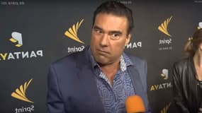 Eduardo Yanez sur le tapis rouge face au journaliste Paco Fuentes à Hollywood, le 11 octobre 2017