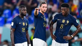 Dayot Upamecano avec Adrien Rabiot et Aurélien Tchouaméni lors de France-Danemark au Mondial 2022