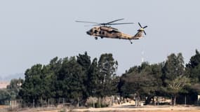 Un hélicoptère de combat de l'armée israélienne décolle en direction de Gaza, le 8 décembre 2023