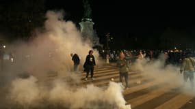 La police a tenté de disperser les participants à une manifestation non autorisée en soutien aux Palestiniens sur la place de la République, à Paris, le 12 octobre 2023