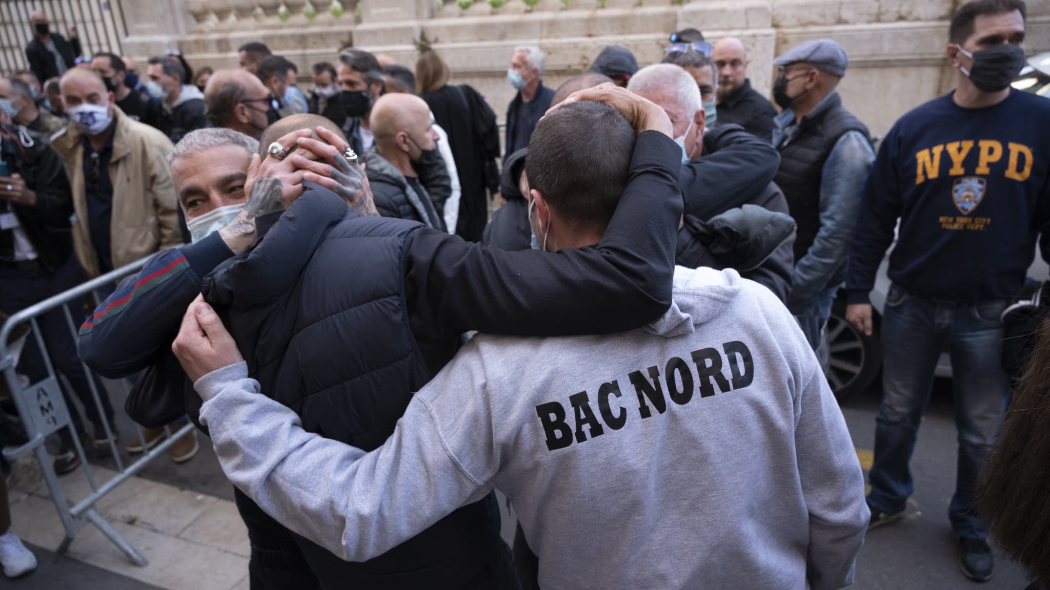 Des policiers réagissent après le verdict dans l'affaire de la Bac Nord, devant le tribunal de Marseille, le 22 avril 2021. Des policiers réagissent après le verdict dans l'affaire de la Bac Nord, devant le tribunal de Marseille, le 22 avril 2021.