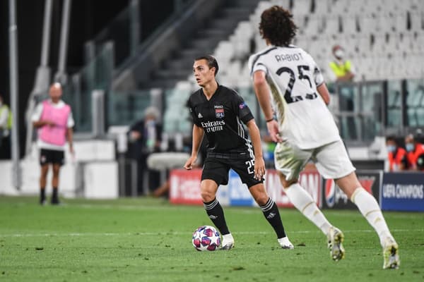 Maxence Caqueret (en noir) face à la Juventus en huitième de finale retour de la Ligue des champions 2020