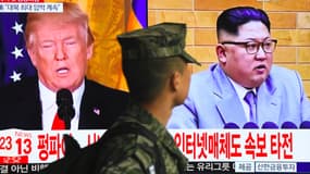 Un soldat sud-coréen passe devant un écran montrant Donald Trump et Kim Jong-un, le 9 mars, à Séoul. 