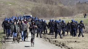Des gendarmes évacuent des opposants au barrage de Sivens (Tarn), le 6 mars 2015