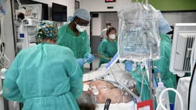 Des infirmières de la réanimation de l'hopital Delafontaine à Saint-Denis, le 29 décembre 2021