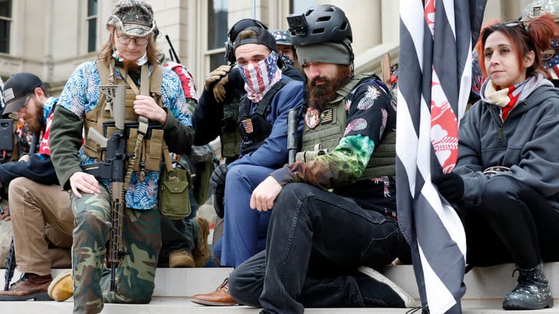 Un groupe lié au mouvement Boogaloo au Michigan State Capitol, le 17 octobre 2020 (PHOTO D'ILLUSTRATION)