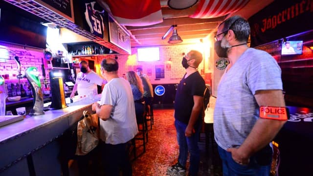 Des policiers français de la brigade des débits de boisson patrouillent dans un bar de Bordeaux, sud-ouest, pour contrôler le respect des mesures anti-coronavirus, le 4 septembre 2020