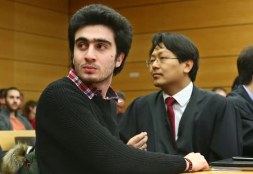 Anas Modamani et son avocat Chan-jo Jun le 6 février 2017 au tribunal de Wurtzbourg (centre) Anas Modamani et son avocat Chan-jo Jun le 6 février 2017 au tribunal de Wurtzbourg (centre)