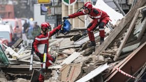 Des pompiers dans les décombres de deux immeubles mitoyens qui se sont effondrés dans le centre de Lille, le 12 novembre 2022 dans le nord de la France