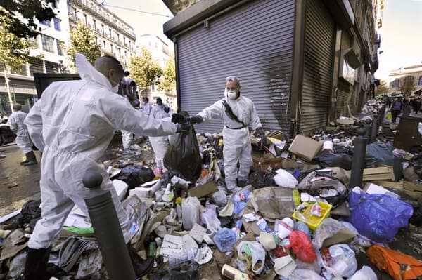 Des poubelles ramassées à Marseille par la Sécurité civile, lors de la grève d'octobre 2010. Des poubelles ramassées à Marseille par la Sécurité civile, lors de la grève d'octobre 2010.