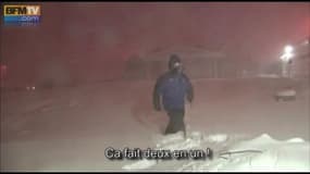 Un météorologue laisse éclater sa joie devant un orage de neige, phénomène rare