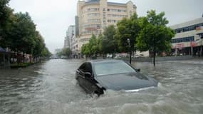 Inondations dans les rues de Yingtan, dans la province du Jiangxi. Des inondations et des glissements de terrain ont tué au moins 69 personnes et fait 44 disparus dans le sud de la Chine, selon l'agence de presse officielle Chine nouvelle. /Photo prise le