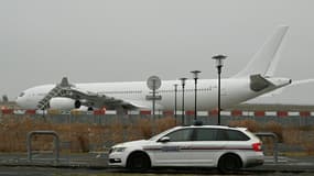 Un véhicule des douanes devant l'avion immobilisé à l'aéroport de Vatry (Marne) sur des soupçons de traite d'être humains, le 25 décembre 2023