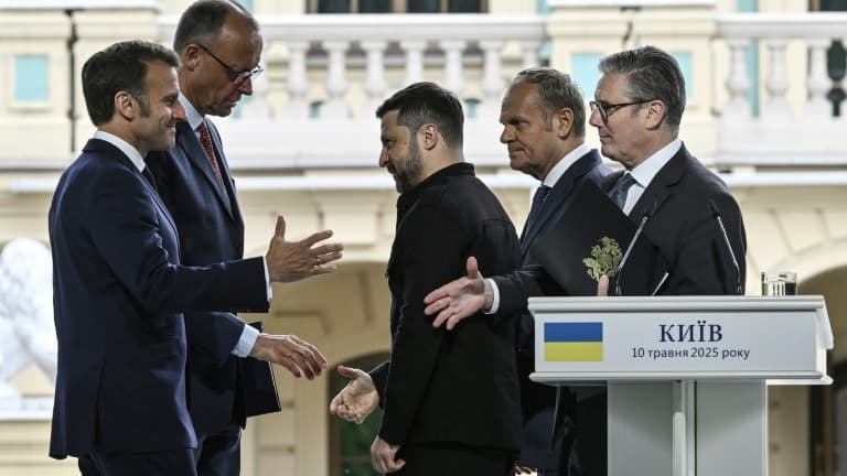 De g. à d.: le président français Emmanuel Macron, le chancelier allemand Friedrich Merz, le président ukrainien Volodymyr Zelensky, le Premier ministre polonais Donald Tusk et le Premier ministre britannique Keir Starmer, le 10 mai 2025 à Kiev
