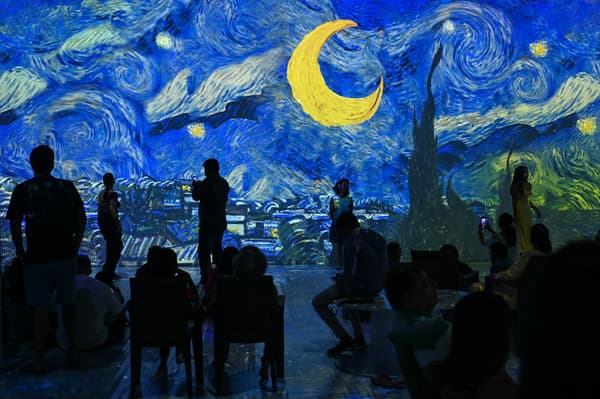 Une partie du tableau La Nuit Étoilée de Van Gogh montrée dans une exposition immersive à Mumbaï en Inde le 29 janvier 2023.