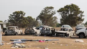 Des voitures brûlées sont abandonnées sur le site de l'attaque contre le festival de musique du désert Supernova par des terroristes du Hamas, près du kibboutz Reim dans le désert du Néguev, le 10 octobre 2023.