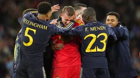 Andriy Lunin félicité par ses coéquipiers du Real Madrid, à Manchester le 17 avril 2024