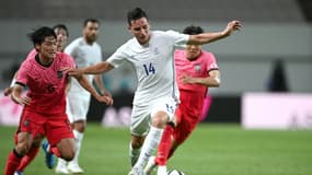 Le Français Florian Thauvin (centre), lors d'un match de préparation de la sélection olympique de football face à la Corée du Sud, à Séoul le 16 juillet 2021