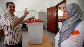 Dans un bureau de vote à Tripoli. Les Libyens sont appelés aux urnes ce samedi pour leurs premières élections libres après quatre décennies de régime autocratique de Mouammar Kadhafi. /Photo prise le 7 juillet 2012/REUTERS/Ismail Zitouny