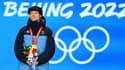 Le patineur de vitesse suédois Nils Van Der Poel, médaillé d'or du 1000 m, lors de la cérémonie protocolaire, le 12 février aux Jeux olympiques de Pékin