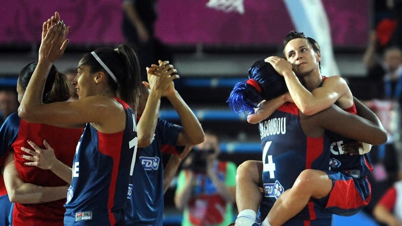 Céline Dumerc, la capitaine des Bleues, dans les bras d'Isabelle Yacoubou