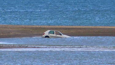 Cette Ford Fiesta a fini ensablée après un rodéo sur la plage de son conducteur.