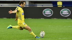 Le demi de mêlée de Clermont, Morgan Parra, tape une pénalité lors du match de Top 14 à domicile contre Toulon, le 15 mai 2021 au stade Marcel-Michelin