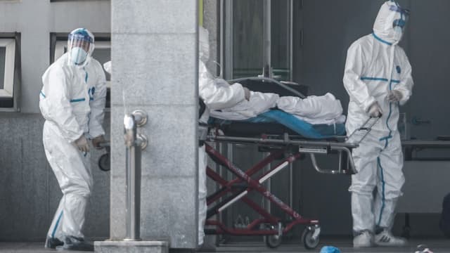 Personnel médical dans un hôpital de Wuhan, foyer de l'épidémie de coronavirus