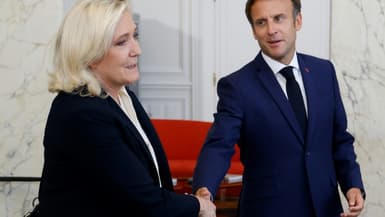 La dirigeante du RN Marine Le Pen serrant la main du président Emmanuel Macron après leur rencontre à l'Elysée à Paris, le 21 juin 2022