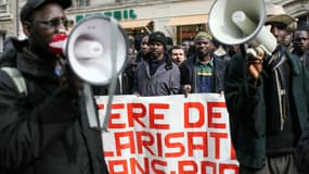 Une manifestation pour les droits des sans-papiers à Paris.