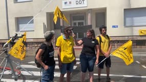 En pleine alerte sécheresse dans le Buëch, des agriculteurs arrosent un bâtiment de l'État à Gap pour dénoncer les restrictions le 11 août 2025.