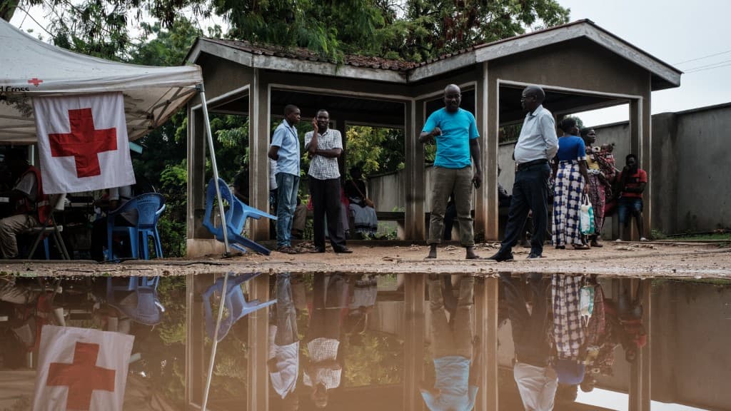 Des proches attendent des nouvelles dans la forêt de Shakahola, où 98 corps ont été exhumés jusqu'à présent, à la morgue de l'hôpital de Malindi Sub-County, à Malindi, le 26 avril 2023.
