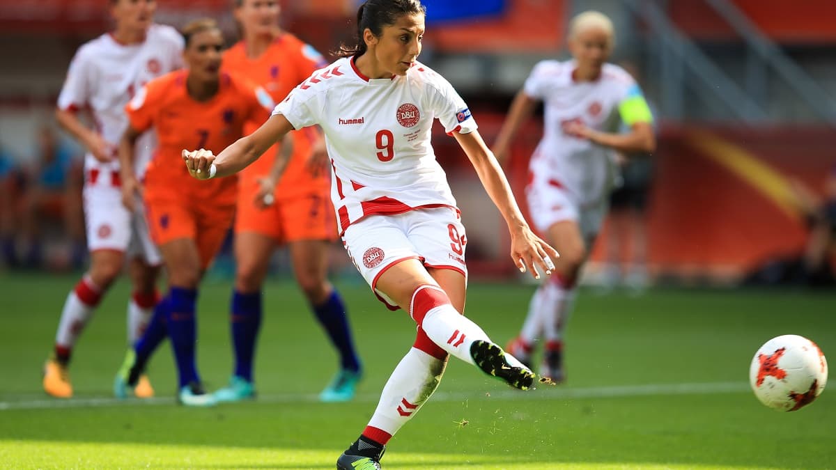 Nadia Nadim en finale de l'Euro 2017 avec le Danemark contre les Pays-Bas Nadia Nadim en finale de l'Euro 2017 avec le Danemark contre les Pays-Bas