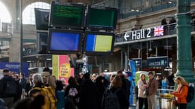 Des voyageurs en attente de leurs trains à la gare du Nord, à Paris le 7 mars 2025 après la découverte d'une bombe de la Seconde Guerre mondiale à proximité.
