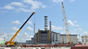 Vue du site de Tchernobyl et de la construction du sarcophage recouvrant l'ancienne centrale nucléaire.