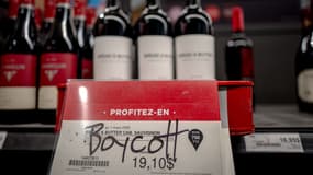 Un grafitti appelant au boycott d'un vin américain dans un magasin de spiritueux à Montréal, Canada, le 3 février 2025.