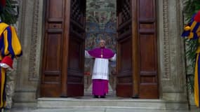 La porte de la chapelle Sixtine se referme avant le début du conclave, le 7 mai 2025