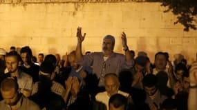 Des Palestiniens musulmans prient devant le Vieille ville de Jérusalem, le 25 juillet 2017