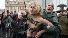 Inna Schevchenko, manifestant place Saint-Pierre au Vatican le 13 janvier 2013.