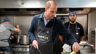 Le prince William en visite le 18 avril 2024 dans une association d'aide alimentaire, sa première sortie officielle depuis l'annonce du cancer de son épouse Kate.
