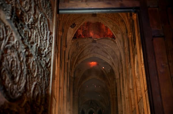 L'incendie à Notre-Dame de Paris vu de l'intérieur.  