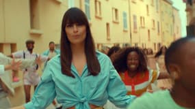 Clara Luciani dans le clip "Le Reste".