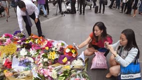 De nombreux bouquets de fleurs ont été déposé en hommage aux victimes de la prise d'otage à Sydney.